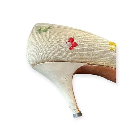 Vintage I. Miller 1950s Pointed toe pumps with Floral Embroidery. - Picture 11 of 15